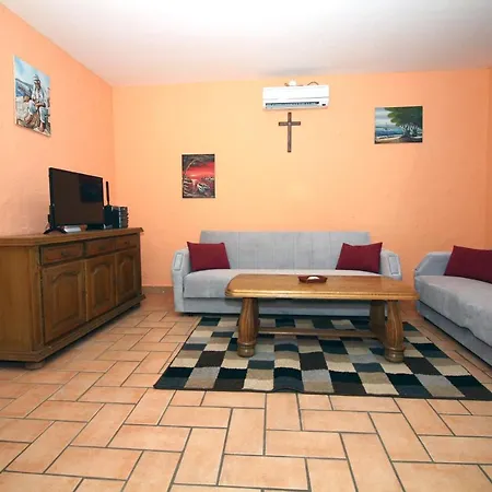 4 Bedroom In Guest house Tisno