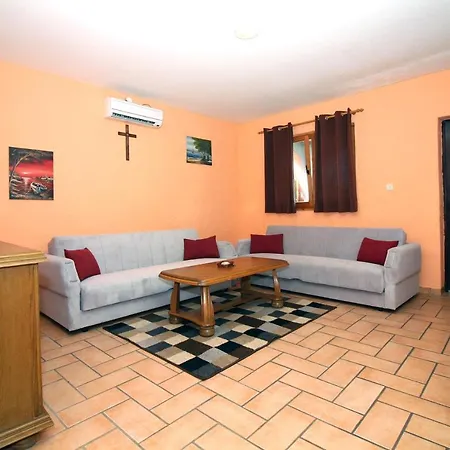 Gasthof 4 Bedroom In Tisno