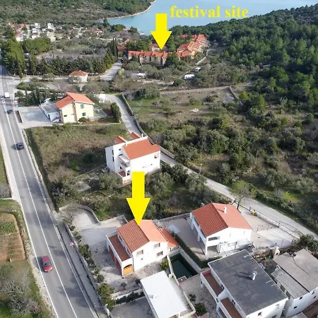 4 Bedroom In 4* Tisno